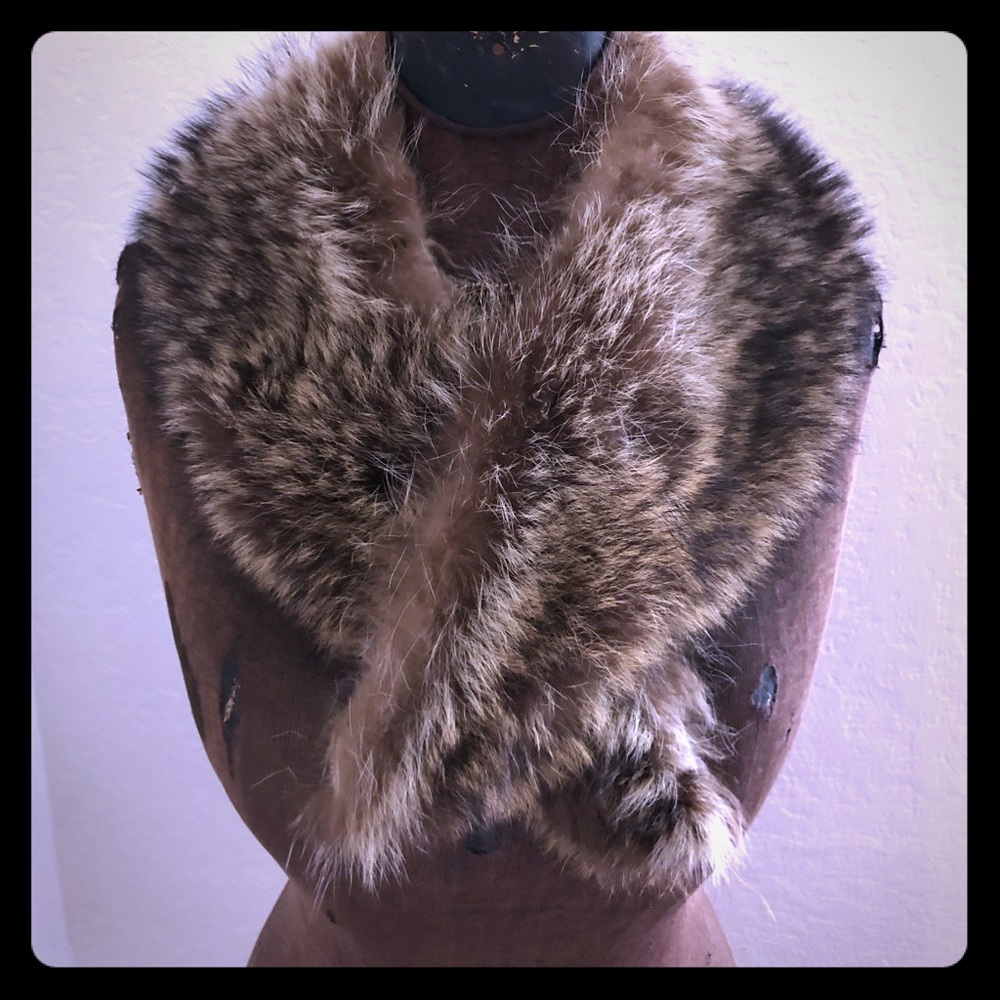 Vintage fur collar w snap.